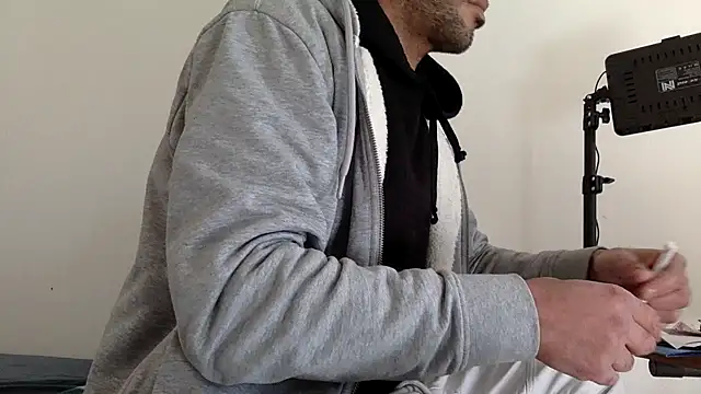 Snapshot of molozeb chatting on 10.18.25 molozeb online show from 10.18.25