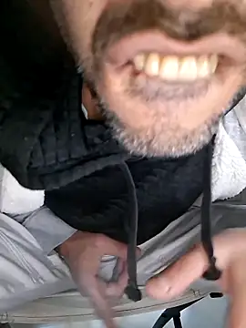 Snapshot of molozeb chatting on 10.27.25 molozeb online show from 10.27.25