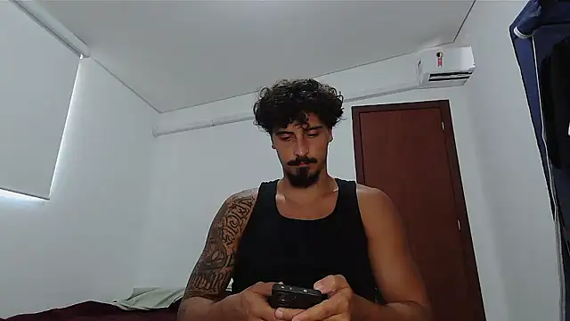 Snapshot of milkoffe chatting on 02.13.26 milkoffe online show from 02.13.26