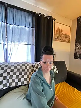 Snapshot of SidneyRaee chatting on 12.13.24 SidneyRaee online show from 12.13.24