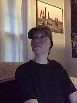 Snapshot of SidneyRaee chatting on 10.28.25 SidneyRaee online show from 10.28.25