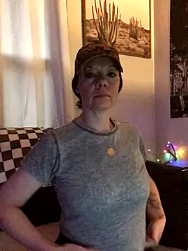 Snapshot of SidneyRaee chatting on 11.18.25 SidneyRaee online show from 11.18.25