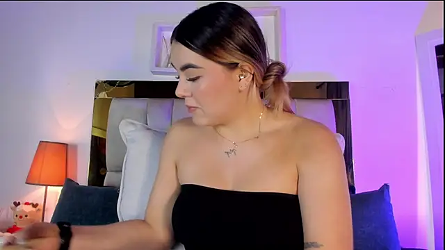 Snapshot of emmy_r chatting on 02.02.26 emmy r online show from 02.02.26