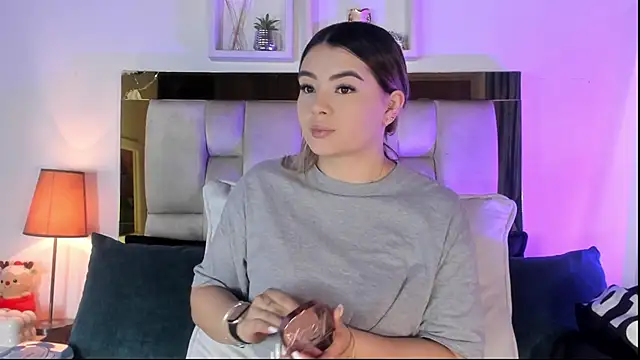 Snapshot of emmy_r chatting on 02.07.26 emmy r online show from 02.07.26