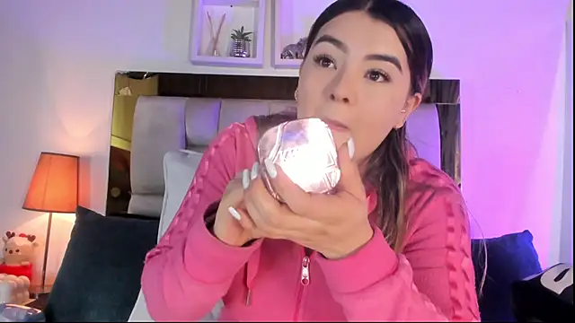 Snapshot of emmy_r chatting on 02.09.26 emmy r online show from 02.09.26