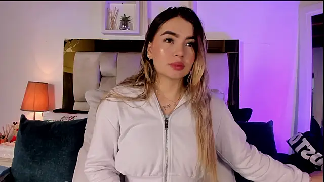 Snapshot of emmy_r chatting on 02.25.26 emmy r online show from 02.25.26