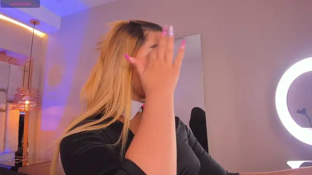 Snapshot of VioletaAbel chatting on 01.24.25 VioletaAbel online show from 01.24.25