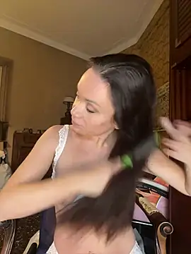 Snapshot of SweetLera chatting on 12.25.24 SweetLera online show from 12.25.24