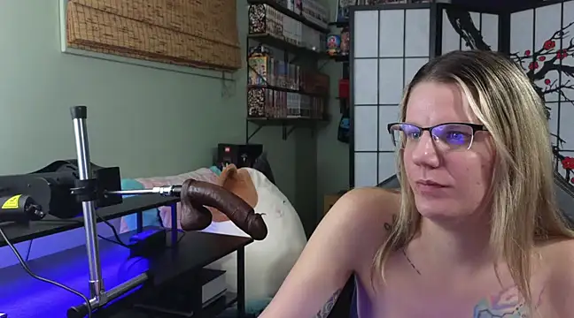 Snapshot of Sarahtineke chatting on 12.23.24 Sarahtineke online show from 12.23.24