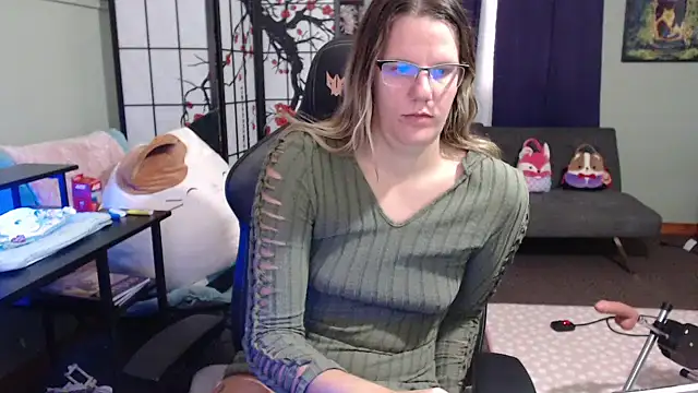 Snapshot of Sarahtineke chatting on 10.21.25 Sarahtineke online show from 10.21.25