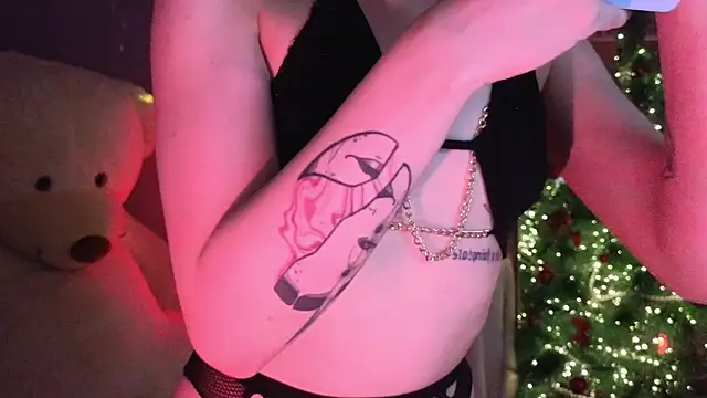 Snapshot of SandraBoyl chatting on 12.20.25 SandraBoyl online show from 12.20.25