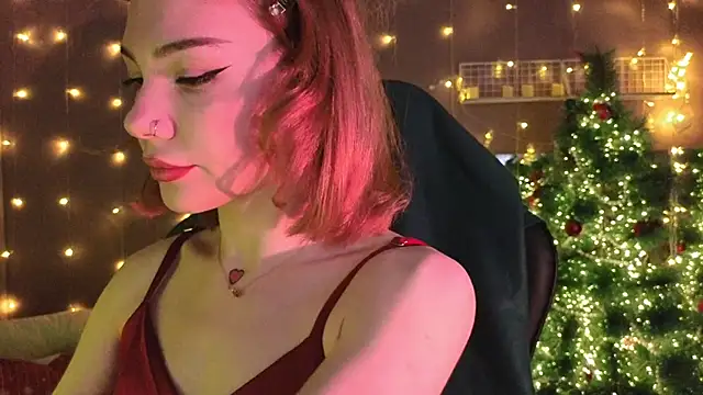 Snapshot of SandraBoyl chatting on 12.23.25 SandraBoyl online show from 12.23.25