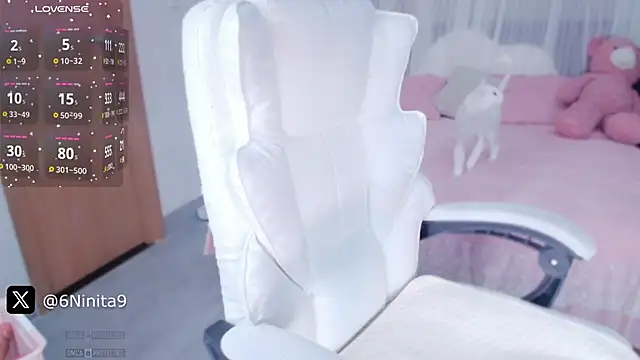 Snapshot of PimChanOK chatting on 02.25.25 PimChanOK online show from 02.25.25