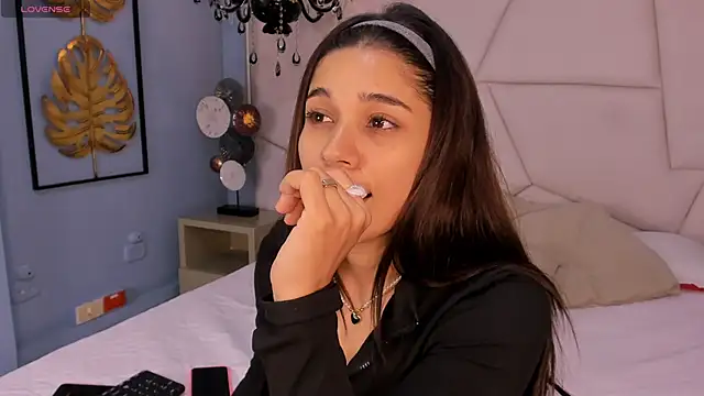 Snapshot of bellaa_becca chatting on 11.21.25 bellaa becca online show from 11.21.25