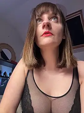 Snapshot of victoirenextdoor chatting on 12.17.25 victoirenextdoor online show from 12.17.25