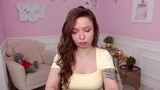 LucySkilar online show from 04.02.26