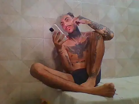 Snapshot of PitbullDiablo1 chatting on 11.18.25 PitbullDiablo1 online show from 11.18.25