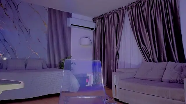 Snapshot of HannaByron chatting on 11.21.25 HannaByron online show from 11.21.25