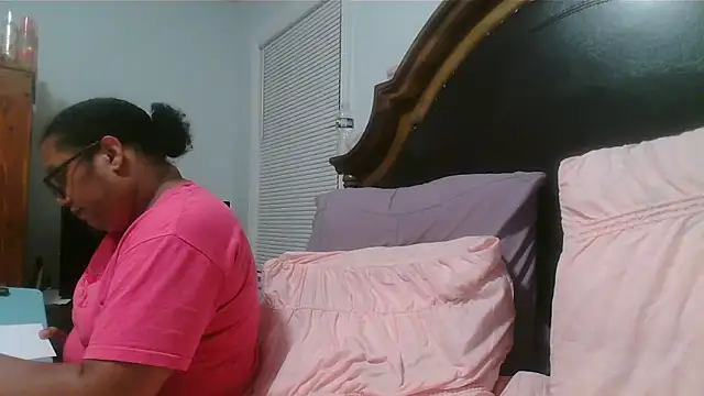 Snapshot of ebonyred chatting on 04.29.26 ebonyred online show from 04.29.26