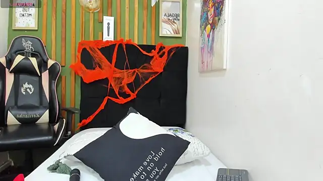 Snapshot of AichaBrown chatting on 10.10.25 AichaBrown online show from 10.10.25