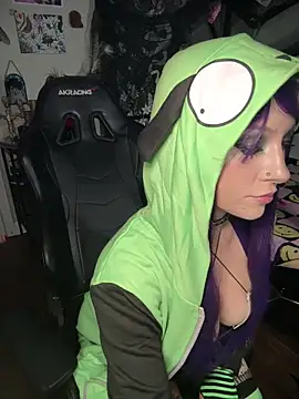 Snapshot of marleymaxwell chatting on 10.04.25 marleymaxwell online show from 10.04.25