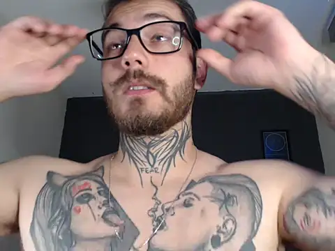 Snapshot of clark_r chatting on 09.10.25 clark r online show from 09.10.25