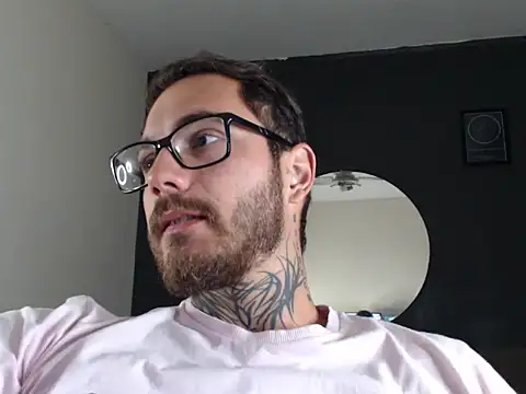 Snapshot of clark_r chatting on 09.25.25 clark r online show from 09.25.25