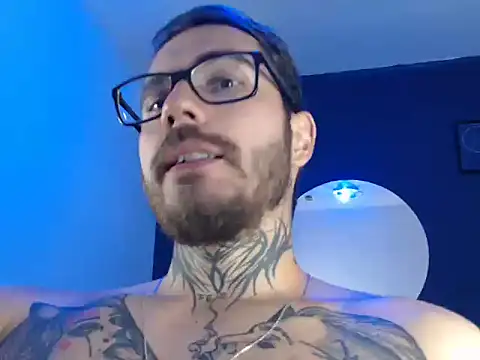 Snapshot of clark_r chatting on 10.02.25 clark r online show from 10.02.25