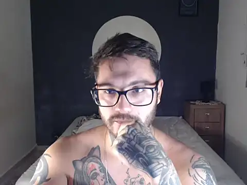 Snapshot of clark_r chatting on 11.17.25 clark r online show from 11.17.25