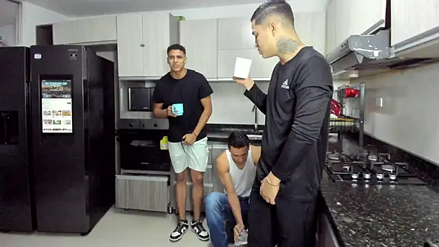 Snapshot of badguyss_bisex chatting on 09.19.25 badguyss bisex online show from 09.19.25