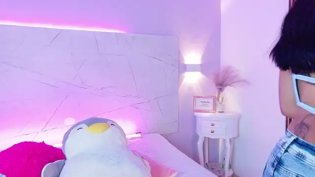 Snapshot of AbrilBrent chatting on 11.27.25 AbrilBrent online show from 11.27.25