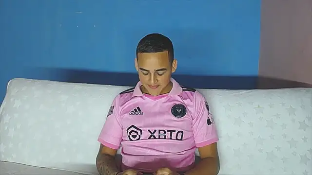 Latino Junge online show from 04.18.26