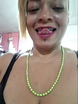 Snapshot of gatadeojosclaros chatting on 02.25.25 gatadeojosclaros online show from 02.25.25