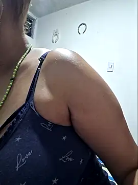 Snapshot of gatadeojosclaros chatting on 02.14.26 gatadeojosclaros online show from 02.14.26