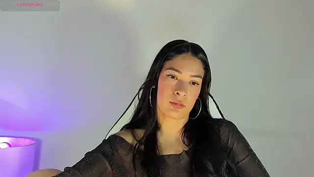 bella hadid1  online show from 02.08.25