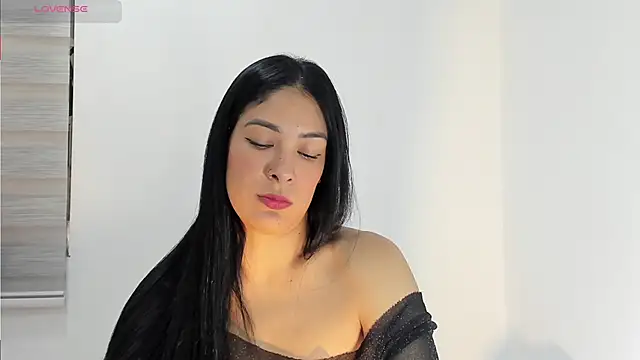 bella hadid1  online show from 10.04.25