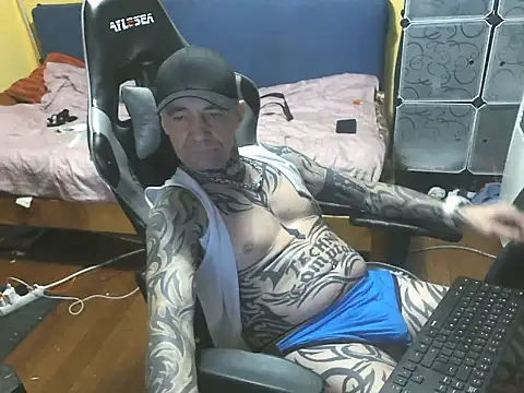 Snapshot of Tomi18cmm2 chatting on 11.02.25 Tomi18cmm2 online show from 11.02.25