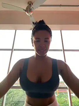 Snapshot of Brunettexio chatting on 01.21.25 Brunettexio online show from 01.21.25