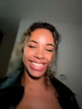 Snapshot of Brunettexio chatting on 10.17.25 Brunettexio online show from 10.17.25