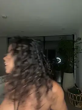 Snapshot of Brunettexio chatting on 11.21.25 Brunettexio online show from 11.21.25