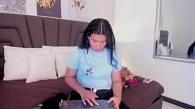 Sofi Perez  online show from 02.27.25