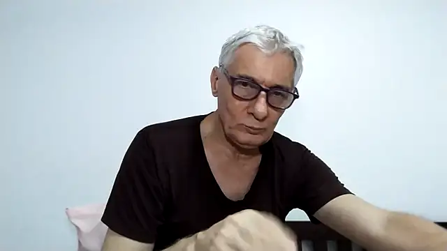 Snapshot of BIGUNCUTHARDCOCK chatting on 04.04.26 BIGUNCUTHARDCOCK online show from 04.04.26