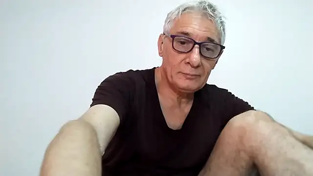 Snapshot of BIGUNCUTHARDCOCK chatting on 04.05.26 BIGUNCUTHARDCOCK online show from 04.05.26