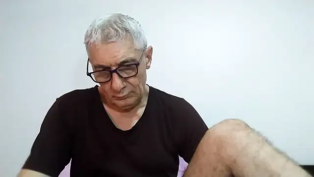 Snapshot of BIGUNCUTHARDCOCK chatting on 04.13.26 BIGUNCUTHARDCOCK online show from 04.13.26