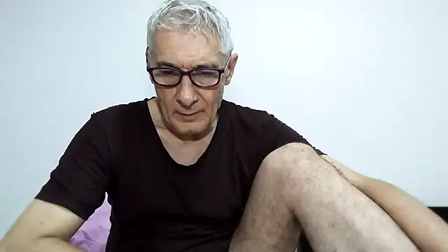 Snapshot of BIGUNCUTHARDCOCK chatting on 04.15.26 BIGUNCUTHARDCOCK online show from 04.15.26