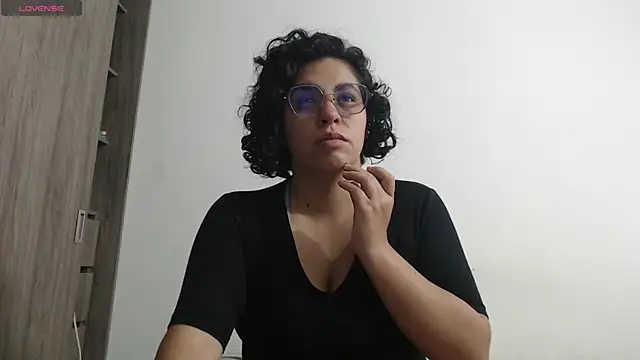 Snapshot of Anne_purple chatting on 12.05.25 Anne purple online show from 12.05.25