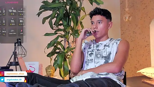 Snapshot of Angel_esteban_fx chatting on 02.01.25 Angel esteban fx online show from 02.01.25