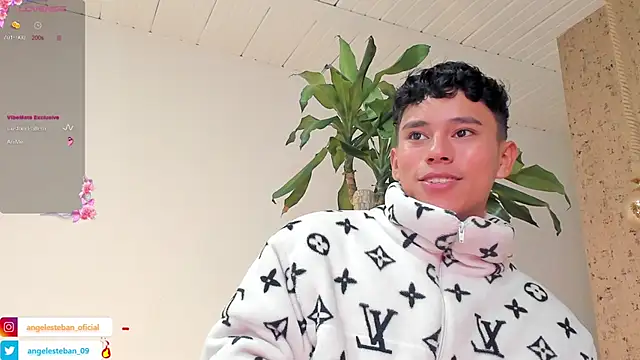 Snapshot of Angel_esteban_fx chatting on 03.13.25 Angel esteban fx online show from 03.13.25