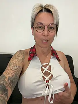 Snapshot of marinella07 chatting on 06.20.26 marinella07 online show from 06.20.26
