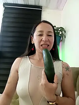 emilypoppy3 online show from 10.31.25